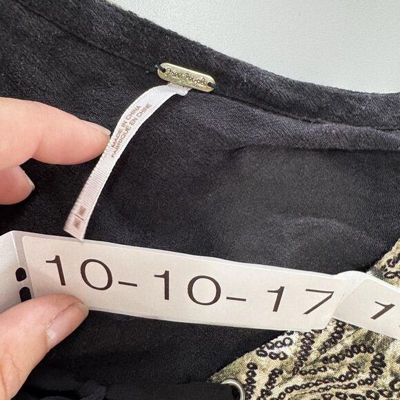 Free People Blouse Womens Medium Black Beige‎ Boho Tapestry Peasant Tunic Top - Picture 4 of 9